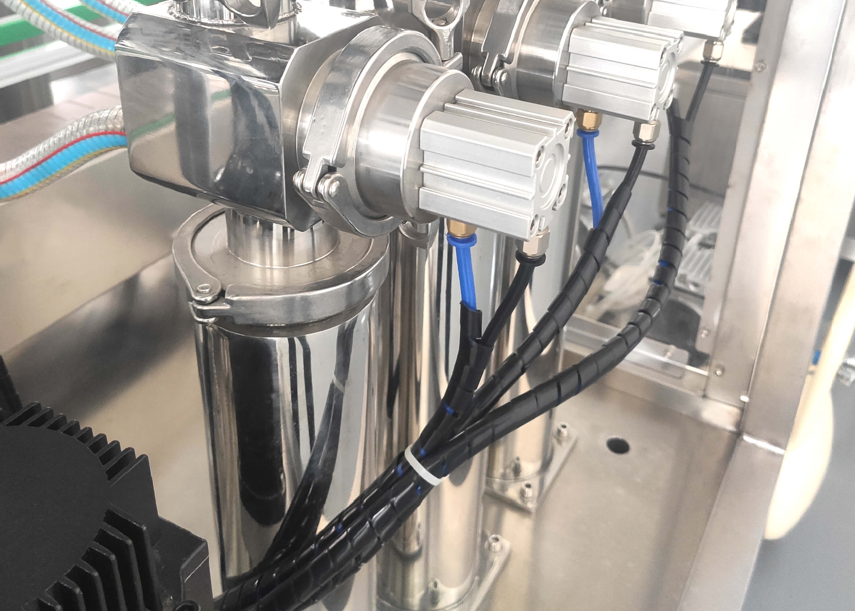 automatic servo piston filling machine for liquid and paste.jpg